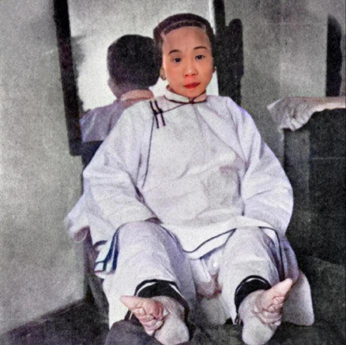 清末，一位小女孩面对镜头，正展示她的“三寸金莲”。当时，妇女的缠足一直是外国摄影