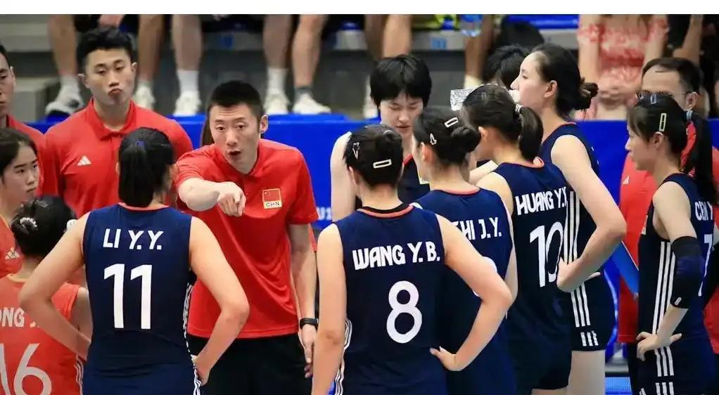 连胜二局，中国∪19女排在13-25先失一局情况下，通过人员调整，加强拦网和发球