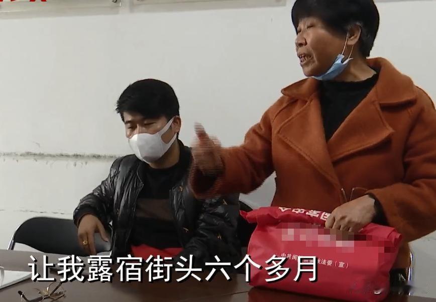 三个儿子两栋楼，63岁母亲却睡祠堂长凳6个月。大儿子出25万给她买房，她转头要分