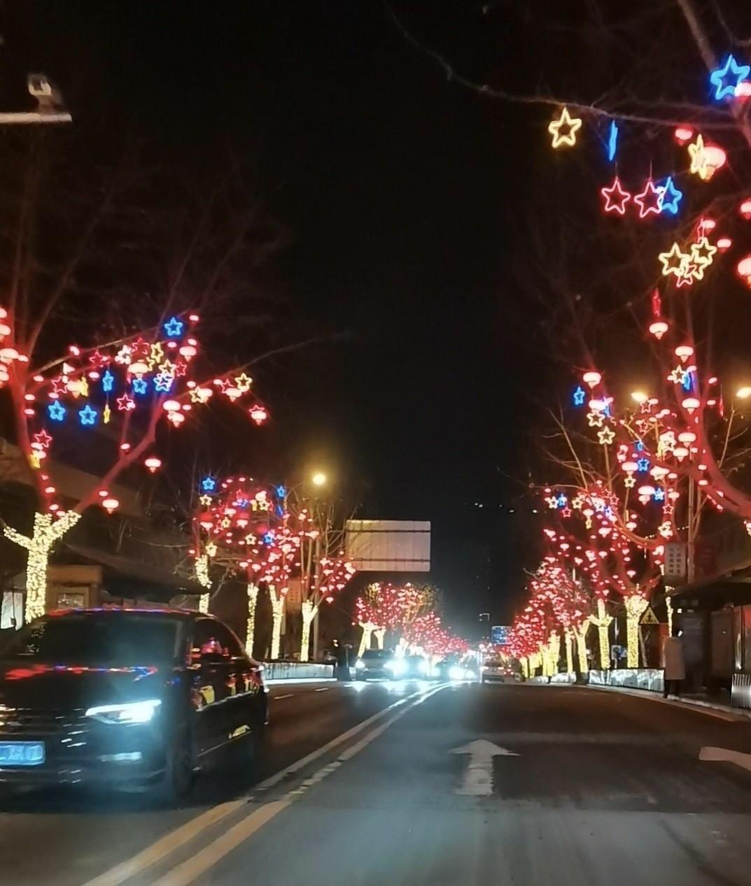 以前过年是穷但开心现在过年是又穷又不开心不知为何现在越来越不期待过年反而