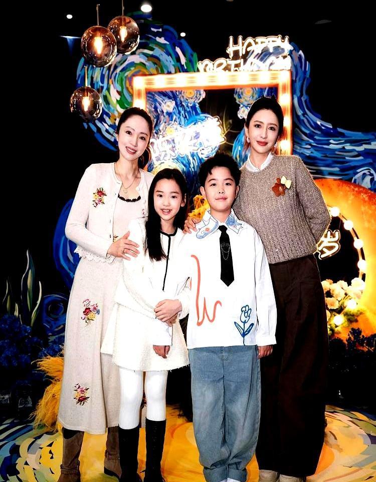 亲儿子生日，他俩“同桌异梦”？我盯了三秒，才看懂那张合照背后，藏着多少成年人的