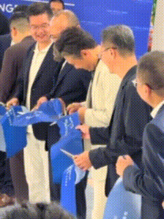 李乃文剪彩没跟上，剪完还扔地上了，接这种活都不查一下做功课的吗，甚至东西掉地上都