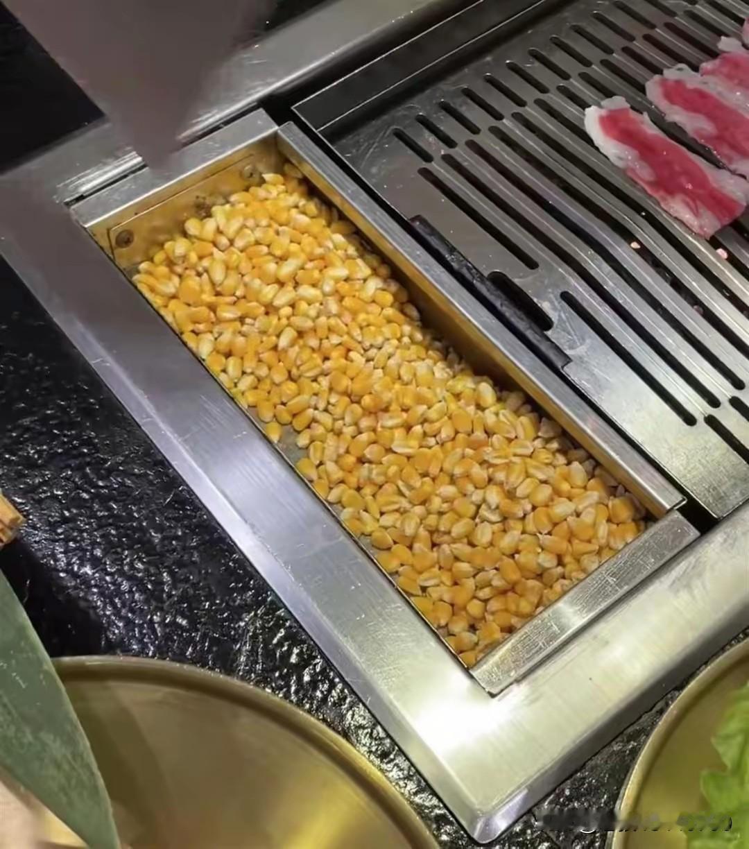 山东烟台有一家烤肉店，使用“存化玉米”作为燃料来烤制肉类。据悉，该店最初从东北购