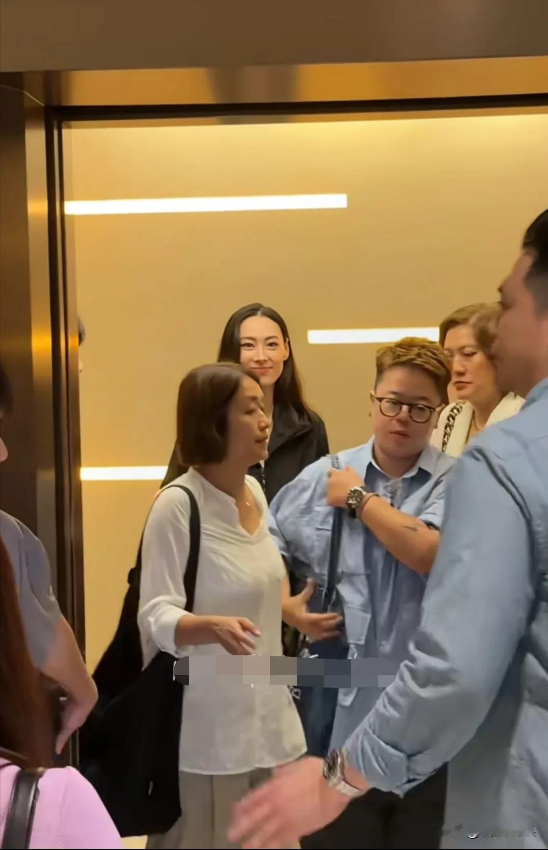 梁洛施在香港出席活动，为某品牌拍摄广告。不得不说，骨相美的人是真抗老，生图看起