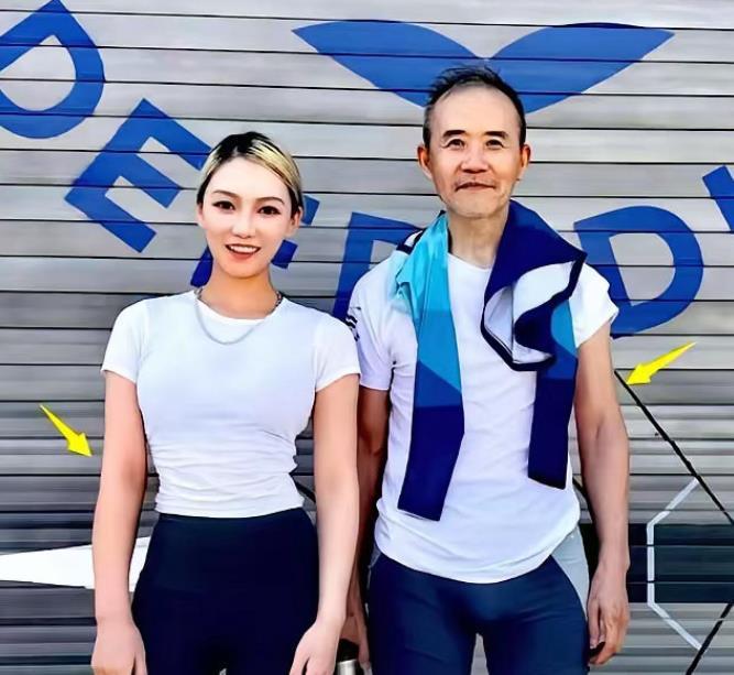 王石先生和他的健身女教练这位教练的腿部肌肉真结实啊不知道什么时候开始，健身圈