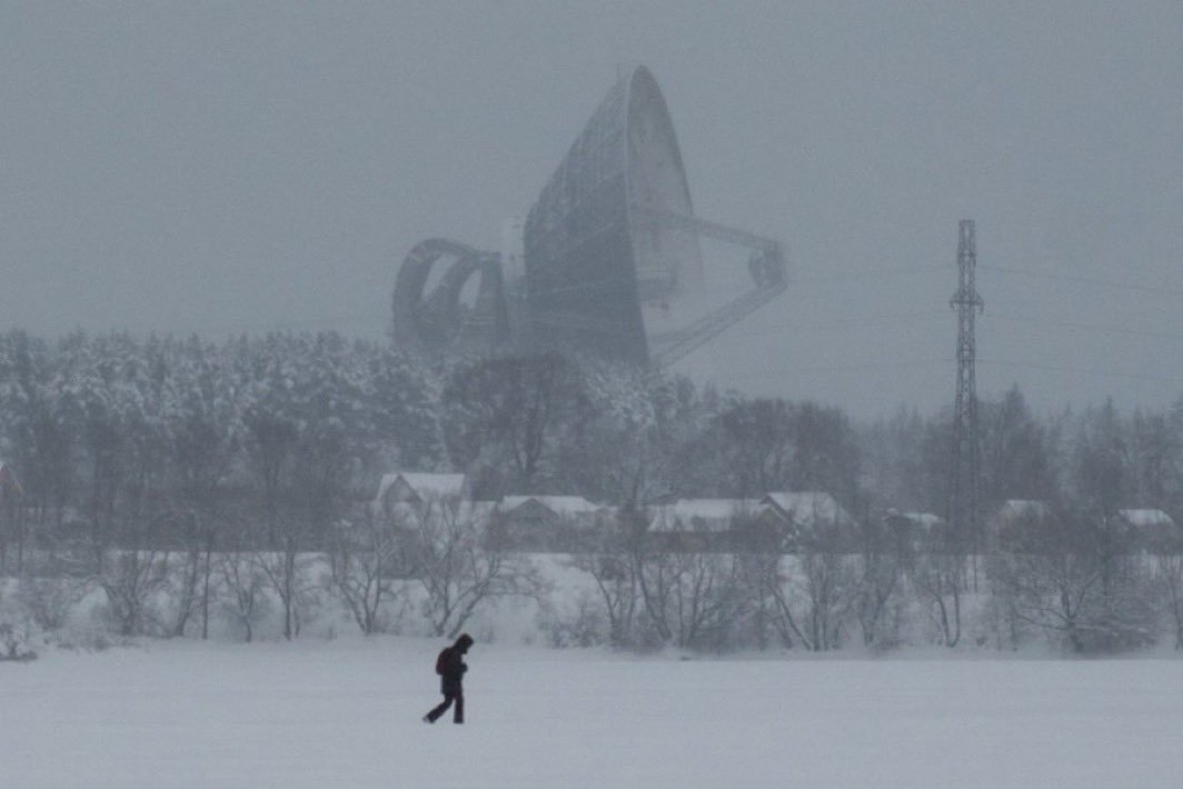 这是苏联时期建造的巨型望远镜，卡利亚津RT-64，最初设计用于支持前往金星和火星