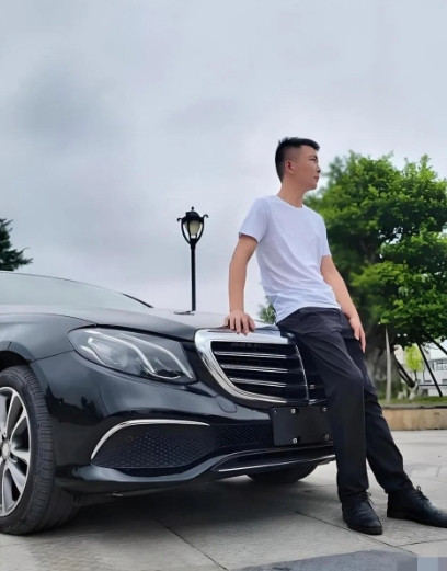 《妻子偷卖丈夫爱车省油钱，沉默的夕阳下拉长的不仅是影子……》
