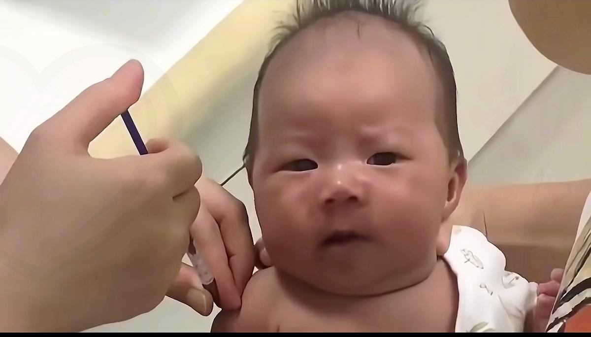 看看小宝宝打针前超勇，针扎进去秒变脸，别只顾着笑，藏着最真实的成长小秘密！