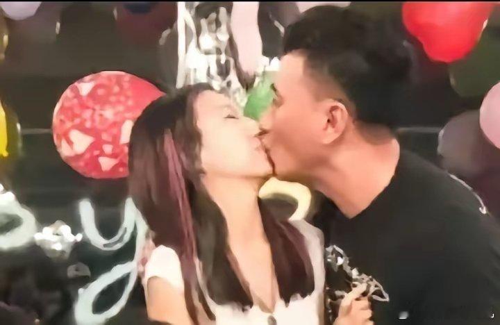 2015年，胡军在女儿生日宴上亲吻女儿时的一张留影，当时引来了众人的一片哗然，看