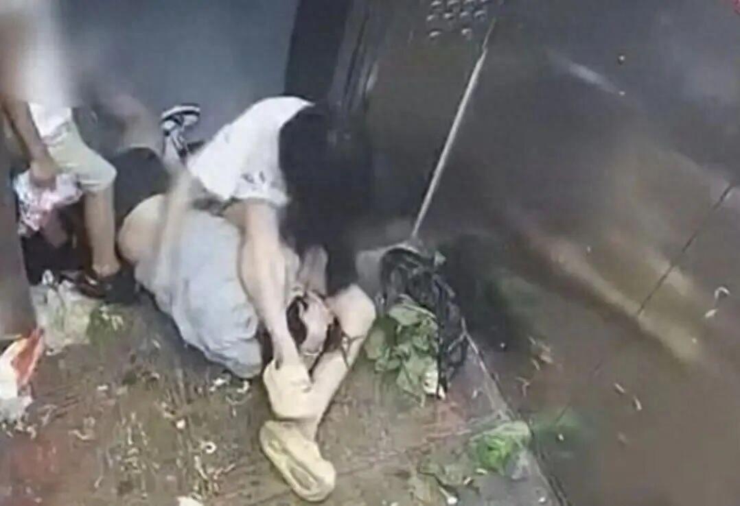 仙桃电梯冲突爆火，舆论一边倒支持女孩：女孩被打后还手，太飒了，谁规定被打不能还手