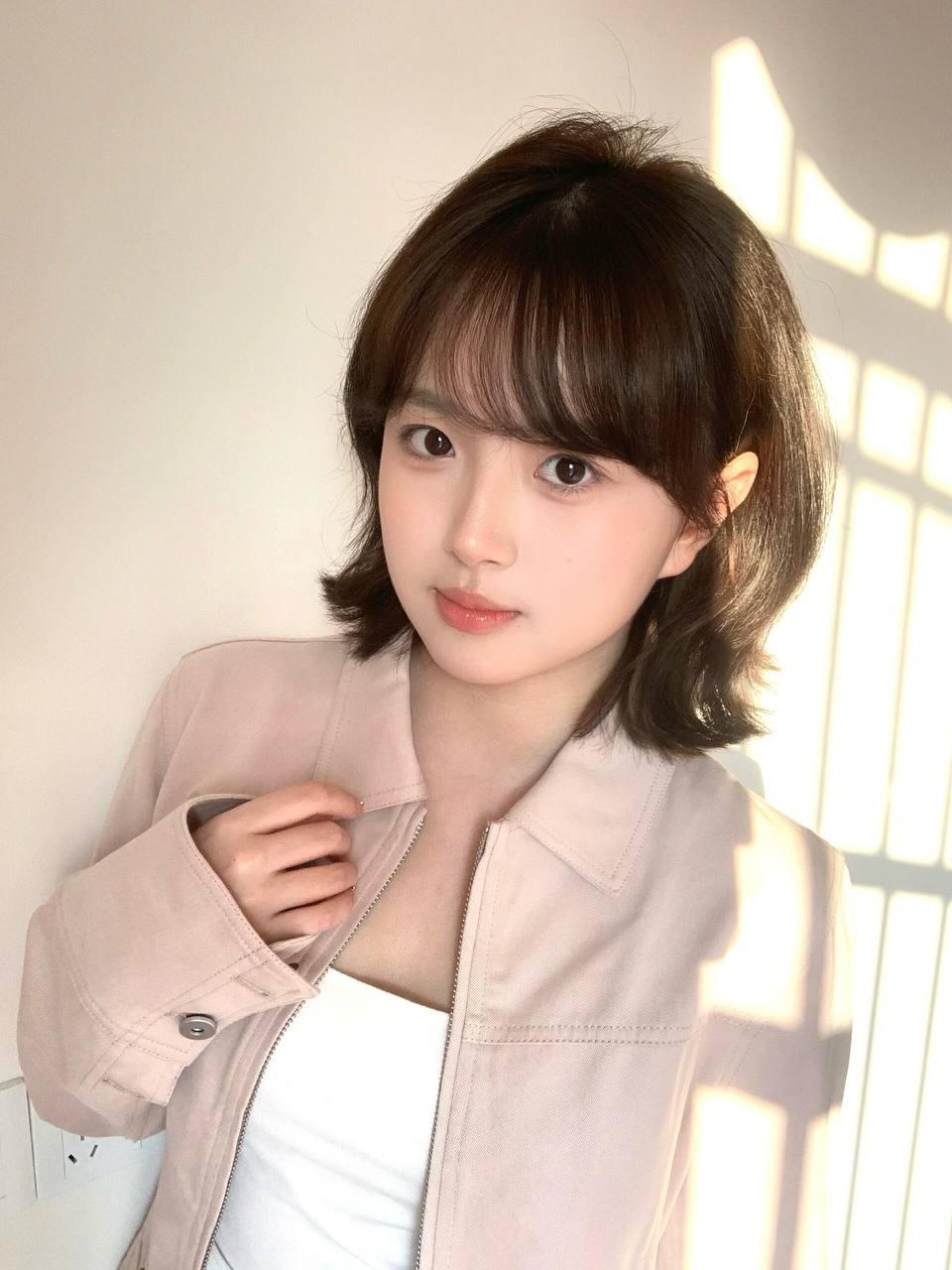 温柔甜美的少女，粉色外套与自然光相得益彰，清新自然。甜美少女