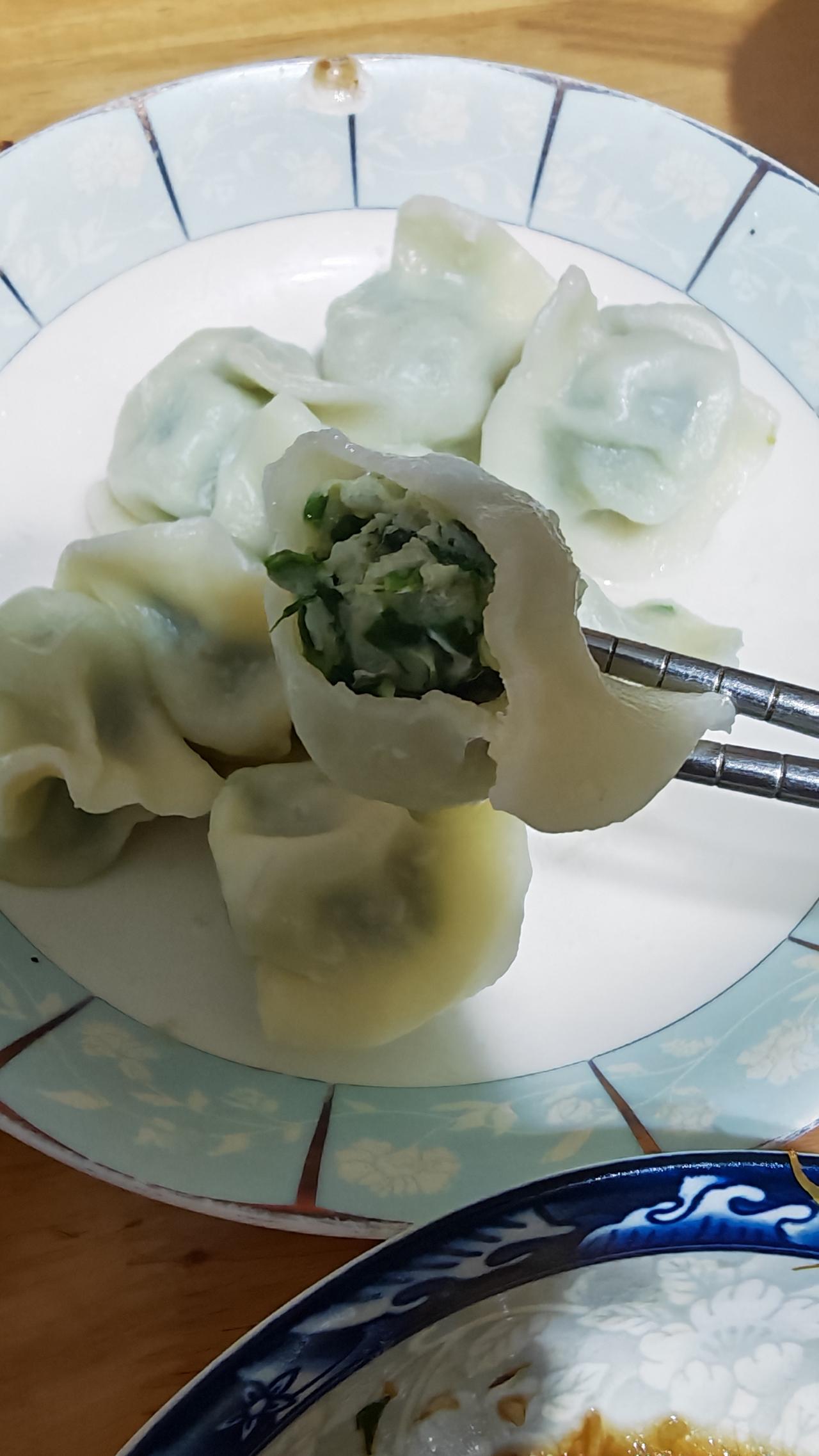 今天终于吃上了心心念念的鲅鱼韭菜饺子，时隔多年再尝这口鲜，直接被惊艳到！新鲜的鲅