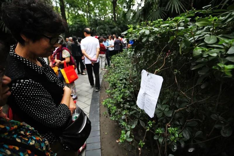 上海相亲现状挺魔幻。人民公园相亲角，周末热闹非凡，家长和单身男女都不少，还掺和进