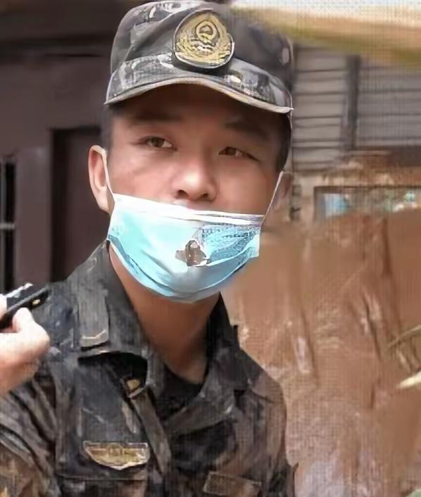 “太心疼了！”7月11日报道，广西，一个刚入伍不到4个月的05后新兵李晓康，在清