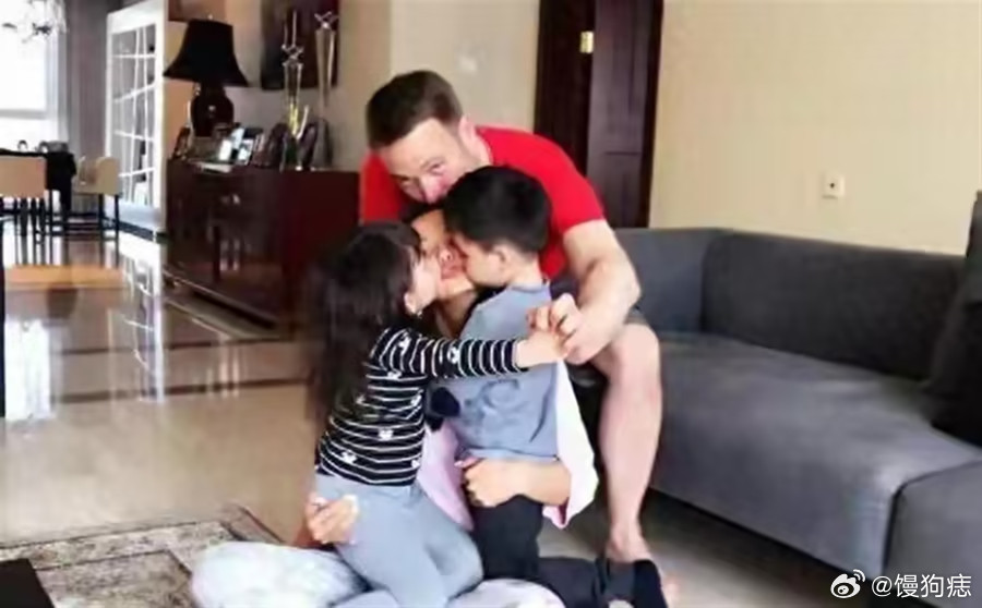 离开吴奇隆嫁外国老公，如今高调庆结婚16周年，俩儿女又高又好看