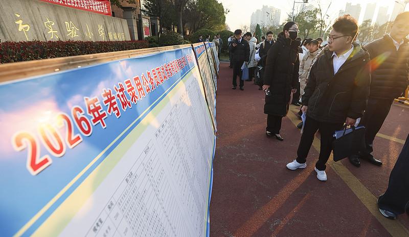 我们学校年终考核优秀名单公示了，全校一线教师，没有一个评上。8个优秀名额，7