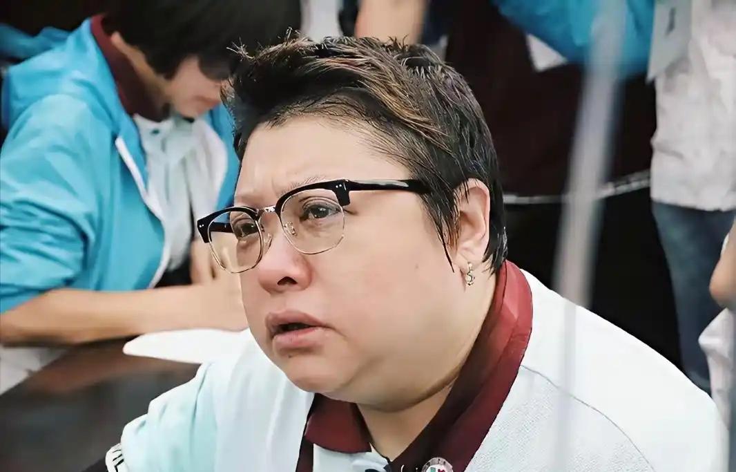 我开始有点替韩红不值了不是她基金会回应慢了，也不是1万9不是钱，而是因为一件
