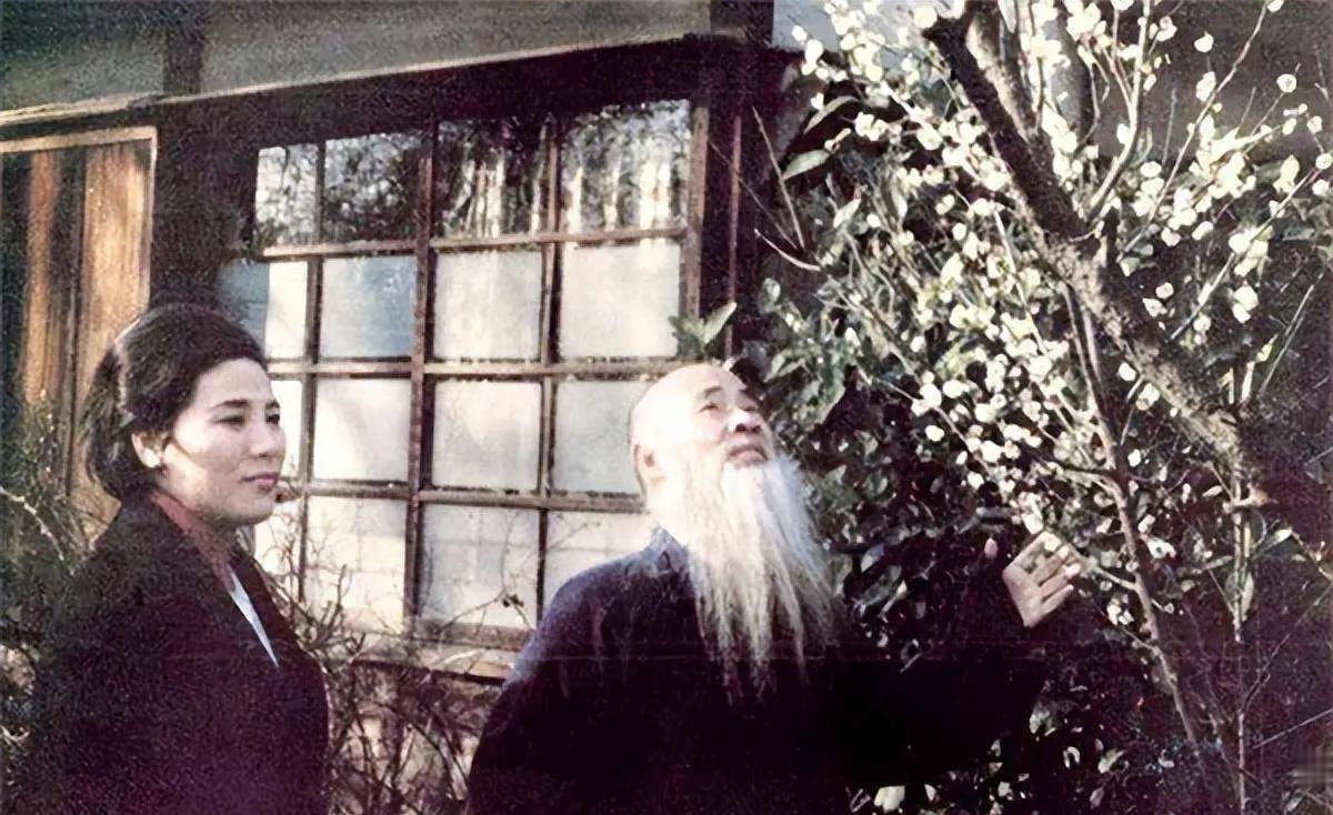 1922年，15岁的黄凝素嫁给张大千做二房。她懂书画，能陪张大千研磨作画，深得张