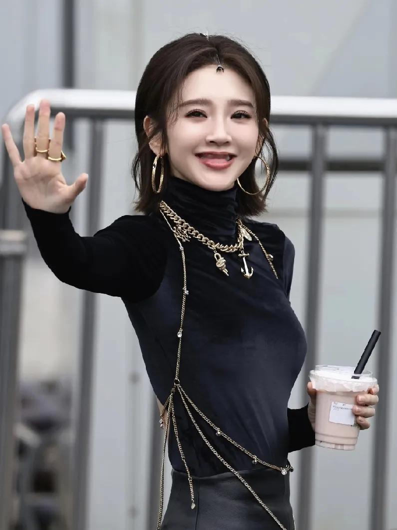 张若昀这真是把唐艺昕宠成公主。看了几天她的浪姐综艺，每次出场衣服都不带重样的。