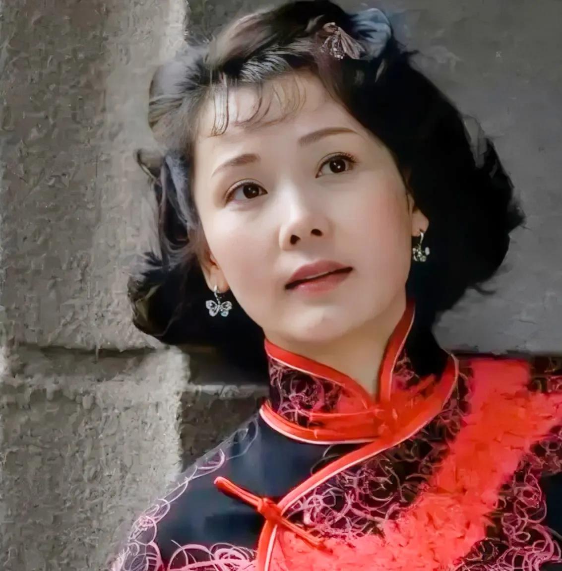 当年，何赛飞怀孕，张国荣说：“姐，送你一张我的帅照，你一定要贴在床头每天看。”她