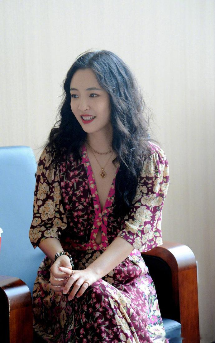 吴倩近态哇塞哇塞，吴倩来华策影视学校讲课咯，波西米亚风的小裙子显得身材超好👍
