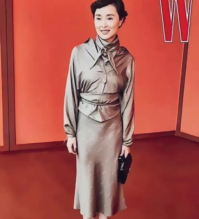 吴越穿这套衣服一言难尽啊！颜色，款式都不好看！拉低了颜值！淹没了气质。