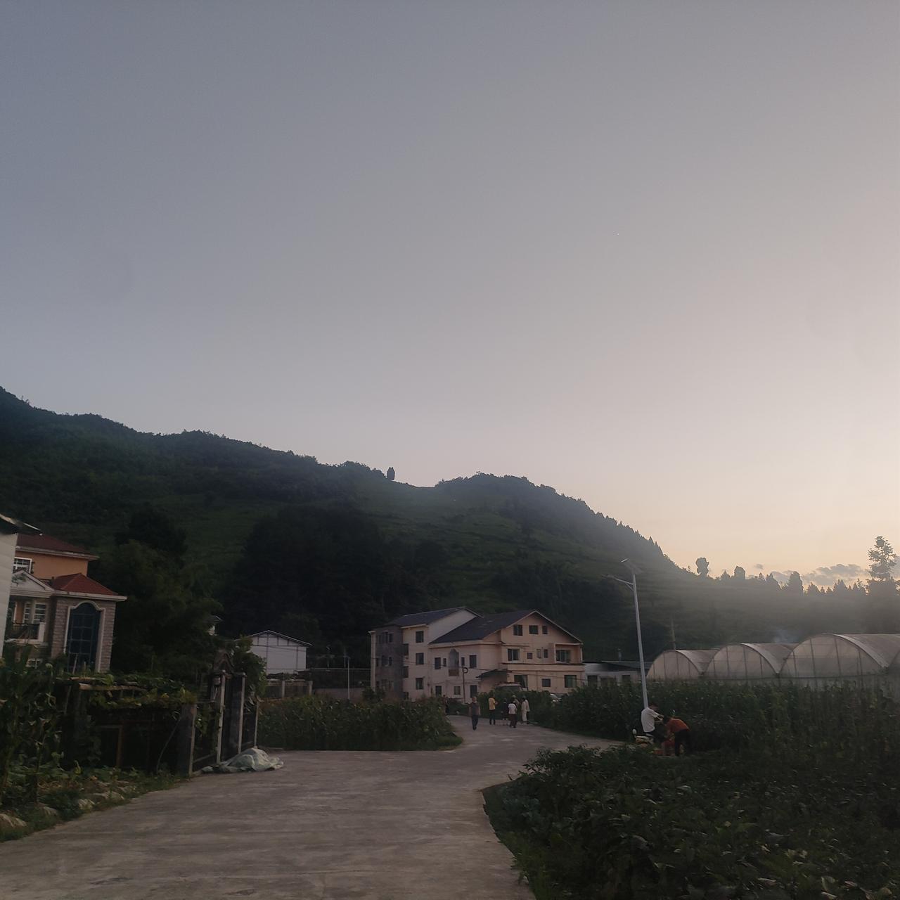 晒图笔记大赛这里温度不到30度，和重庆火炉天壤之别。你猜得出来哪里？提示有高铁到