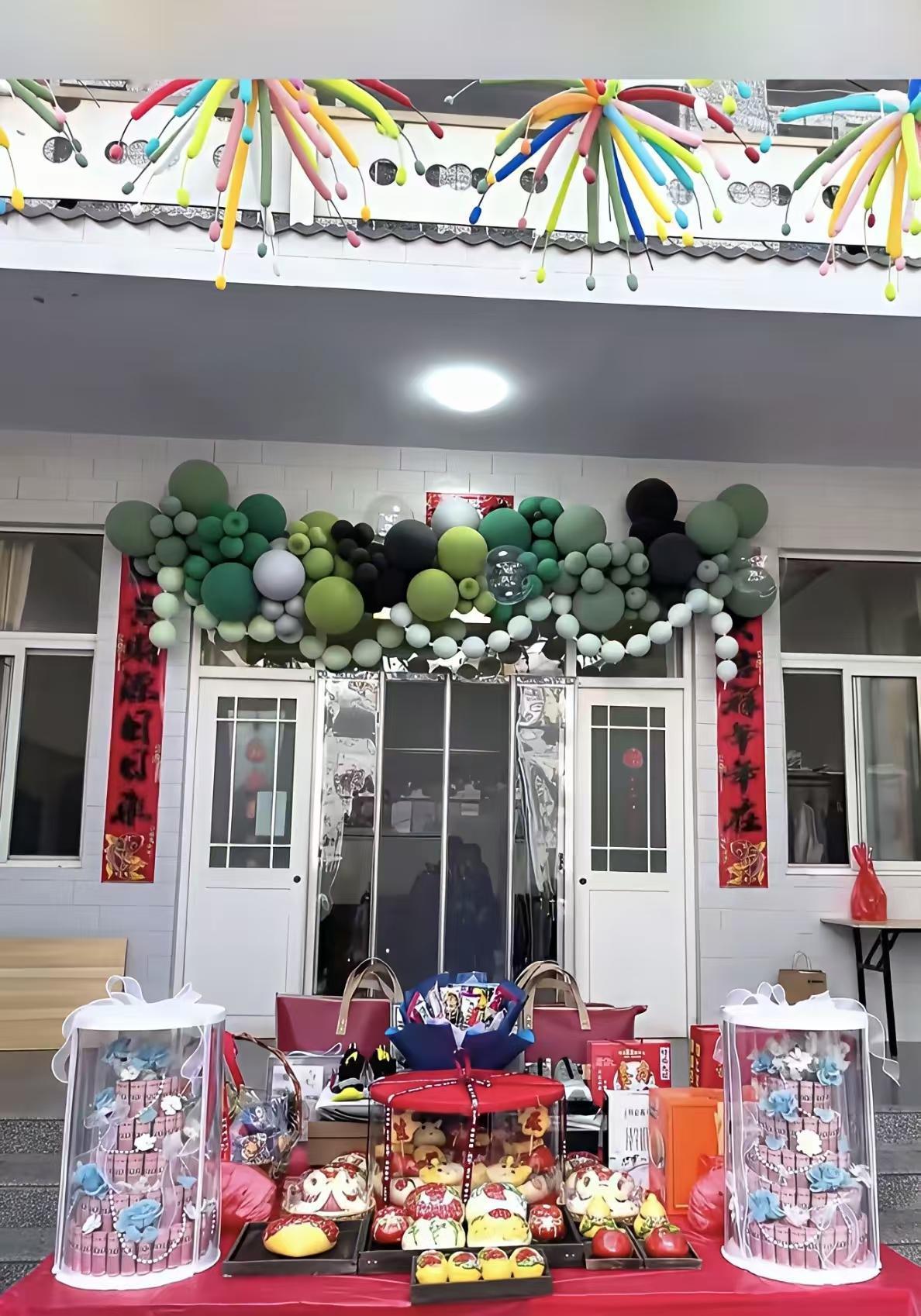 这家人钱多烧的。我孩子过12岁，就是一大家人在一起吃顿饭，有个简单的仪式，叔叔姑