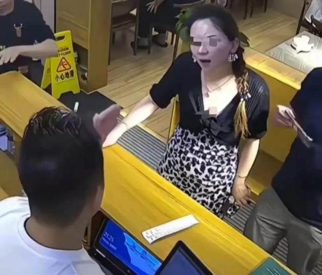 “人不要脸，天下无敌！”云南丽江，女子一行12人到饭店就餐，结账时一共896