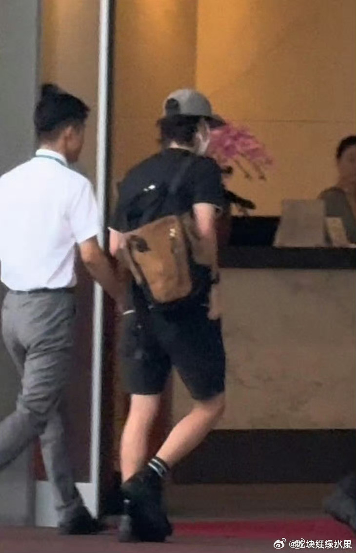王一博被拍到出发前往上海这个背影如何有没有帅到你王一博出发上海了红牛王一博