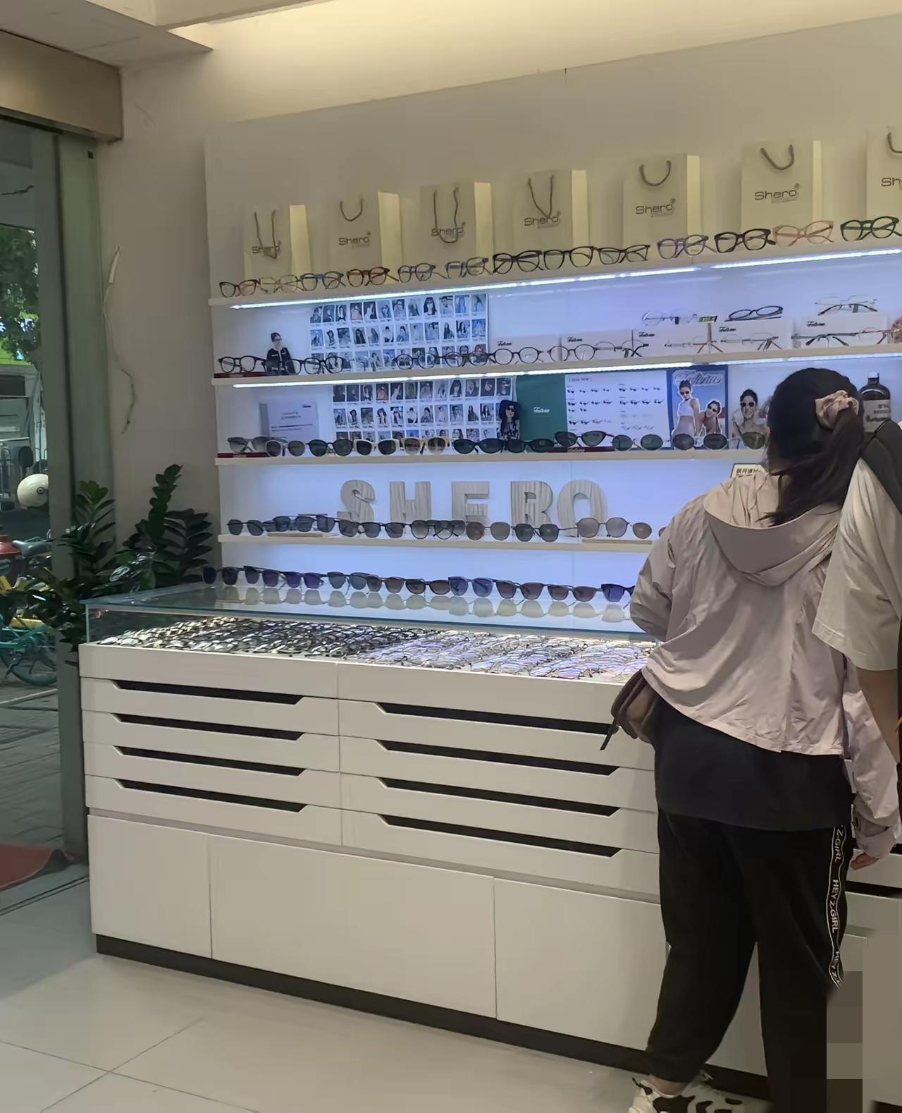 315一曝光我才恍然大悟，原来小学同桌的眼镜店这么赚钱！之前带女儿去配眼镜