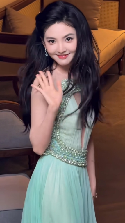 章若楠的睫毛是彩色的啊！章若楠的跨年造型好美呀，被她惊艳了