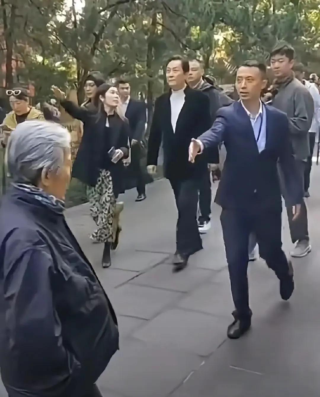 唐国强没驱散路人，但有人急着给他贴标签。他演了87次领袖，不是领袖本人，可老百