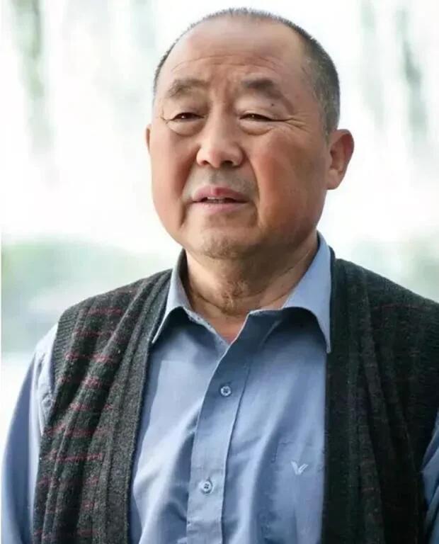 一眼就能认出这个老头是谁的人，年纪都已经45岁以上了。他当过兵，还曾是一名话剧演
