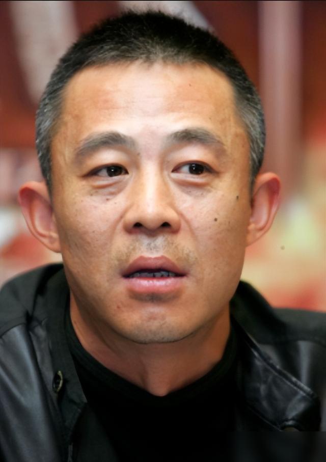 58岁的侯勇抱着2岁儿子走红毯，风光背后，是两个女人的血泪史。陪他熬过10