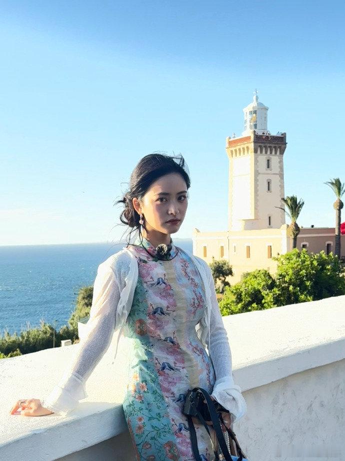 沈月清冷和明媚在沈月脸上兼顾了沈月的反差感也太戳我了！笑起来的时候，感觉