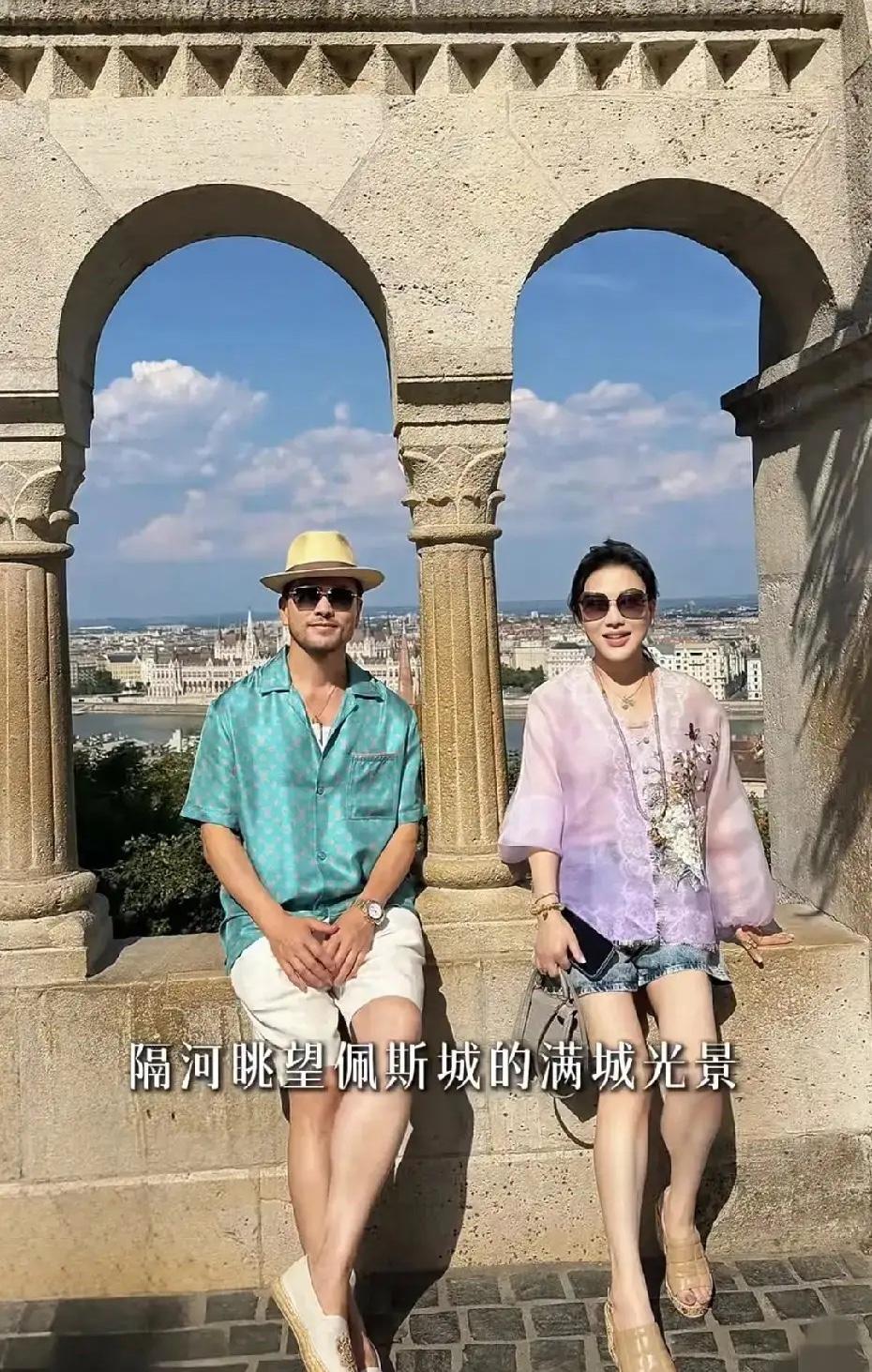 这个是娱乐圈真正的不老神话～～最近，70岁的吕良伟晒出和妻子在国外旅游的照片