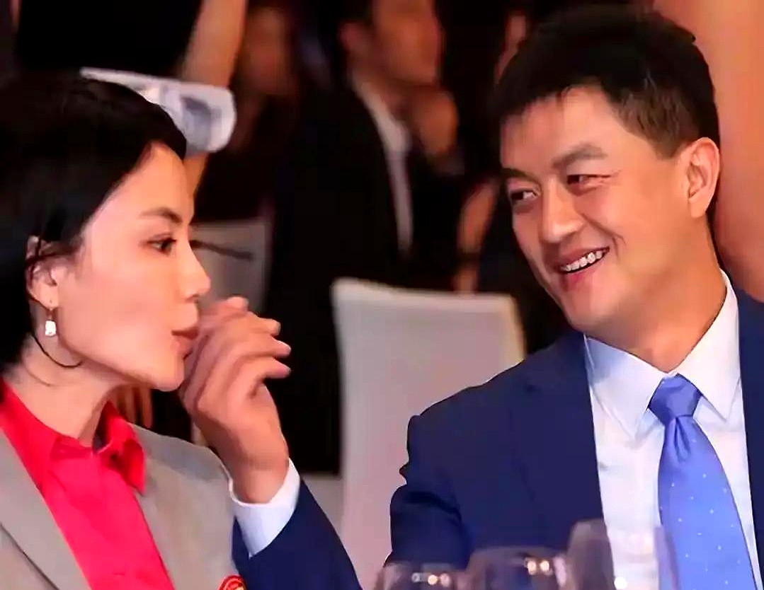王菲跟李亚鹏过不下去，真不是谁变了心，而是两个世界的人硬凑在一起，连呼吸都觉得别扭窦唯当年把她护在怀