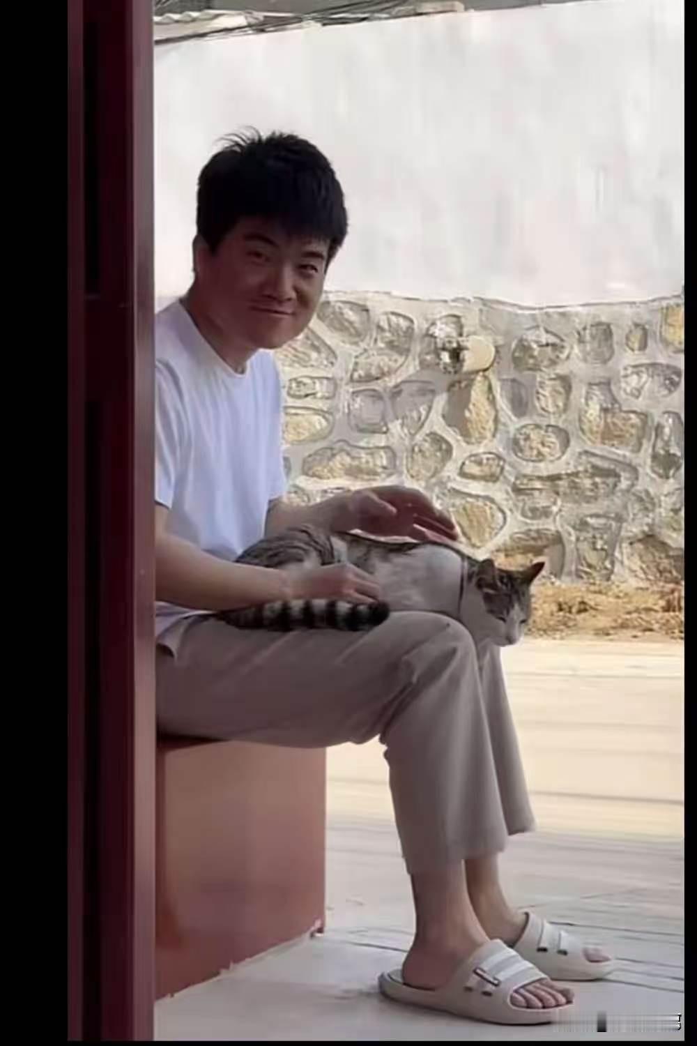穷时怕被瞧不起，富了怕被惦记，董宇辉也成不了那个例外！有个现象好像特别普