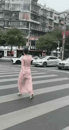 多么漂亮的一位姑娘，可惜了，太可惜了，不知道能不能治好？
