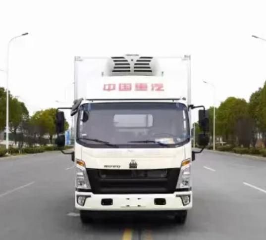 新疆伊犁哈萨克，男子开着冷藏车，运了3000箱西梅到达目的地后，他要货主先付了运