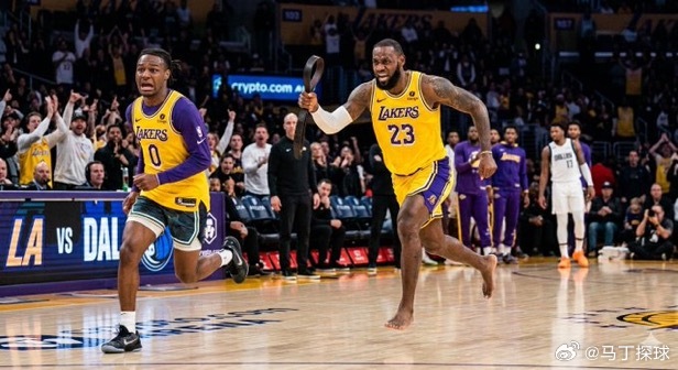 Memes：勒布朗在布朗尼传球失误后，用“詹姆斯皮带”追赶他🤣😭老詹单核带