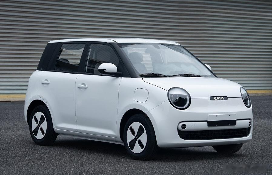 事实证明四个门的确更实用一些，不仅Miniev上了四门，新公告里长安的糯玉米也追