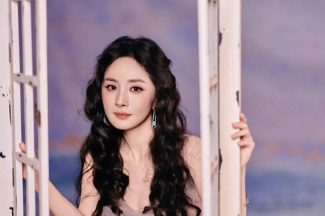 杨幂藕粉色抹胸纱裙浪漫氛围感造型！杨幂身着藕粉色抹胸纱裙，露肩设计优雅大方，层