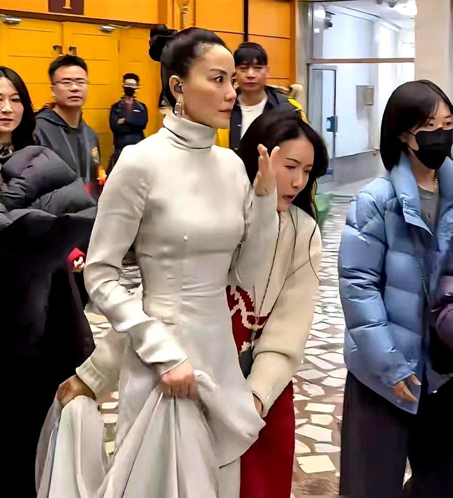 56岁王菲一个哈欠，助理围上来披羽绒服。镜头一转，58岁伊能静正用力对着镜头比心