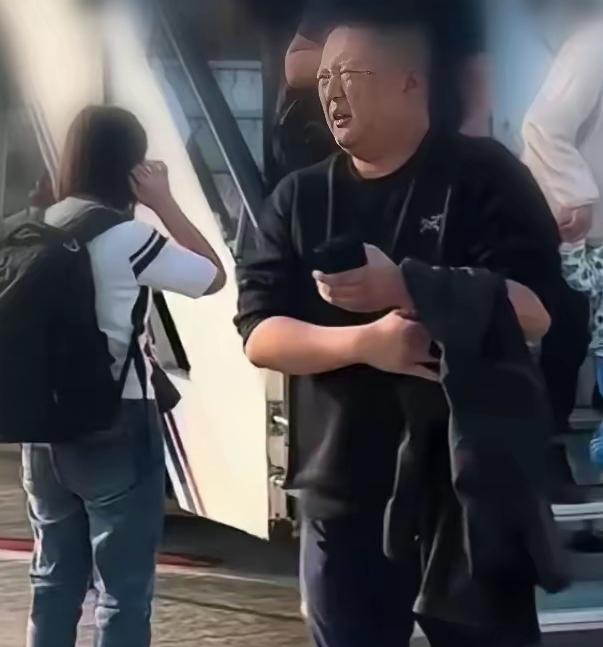 有人说他叫欧先涛，也有人说他叫欧浩辰有网友说他工作单位在大连也有人说他在紫