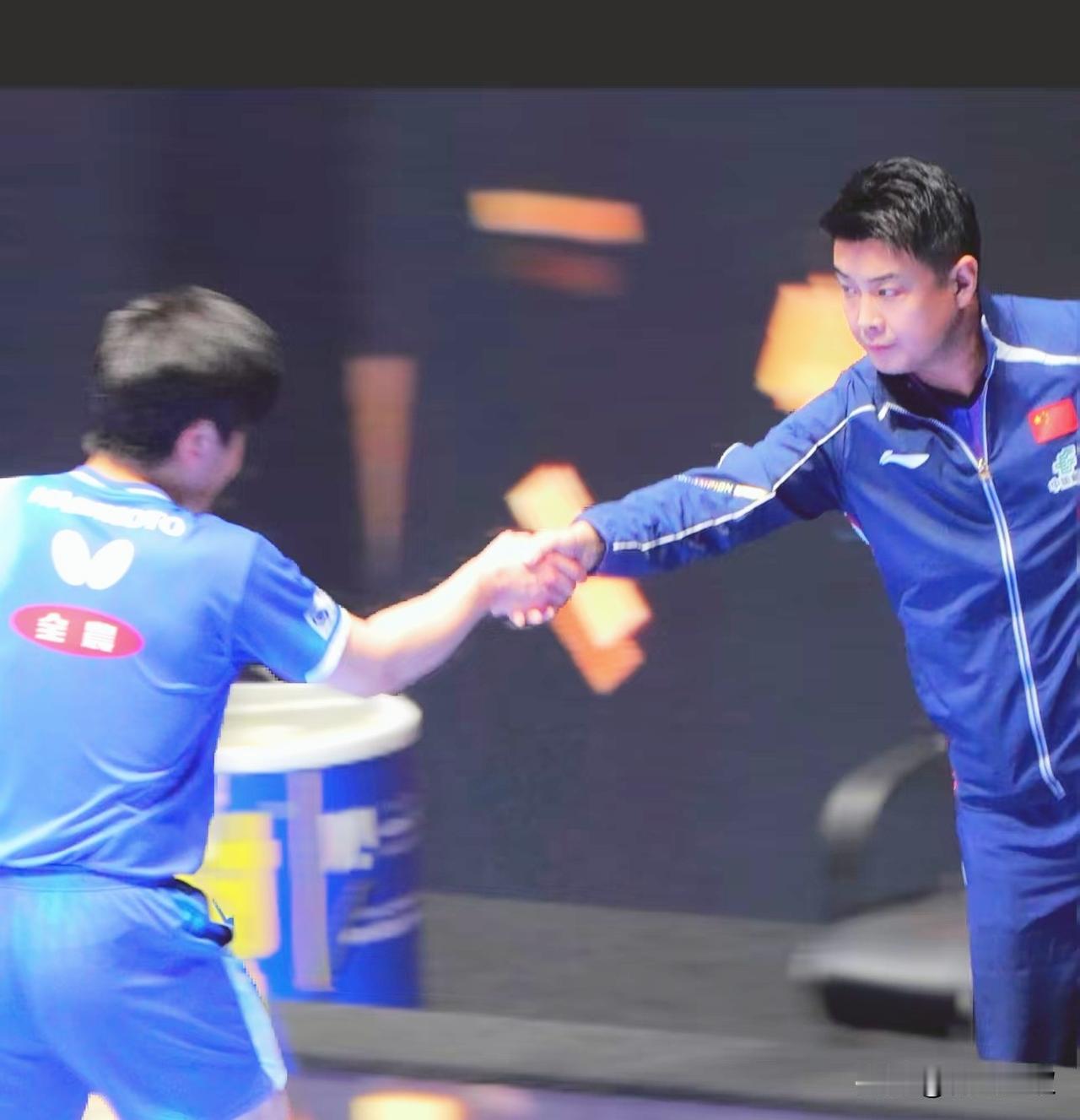 张本智和找王皓握手时，王皓的表情超级解气！上次向鹏输给张本智和后，王皓因为