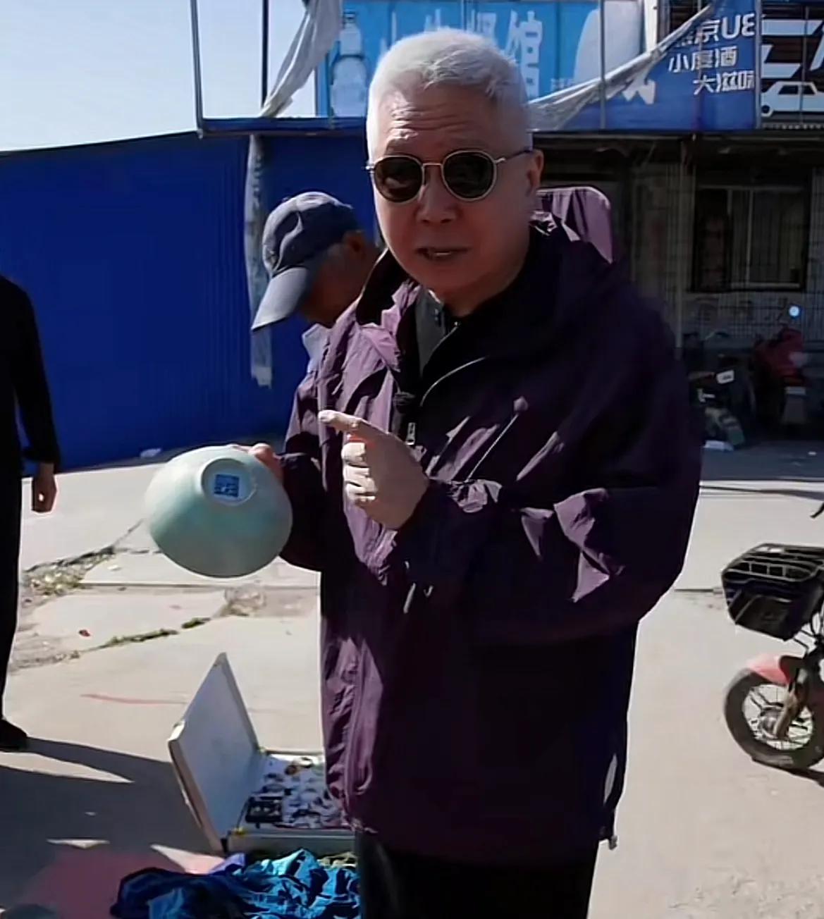 烟台莱州，有着400多年历史的朱桥大集上来了一位名人，专门奔着老物件去，一眼就能