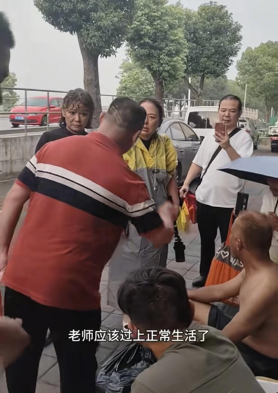 9月14日，沈巍老师最新后续终于有一位红衣大哥看不惯沈巍的行为，说出了很多人都