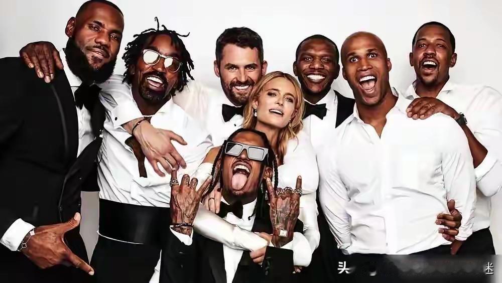 乐福妻子对克拉克森的眼神充满拉丝，看来乐福要被带绿帽子了。大家觉得克拉克森会不会